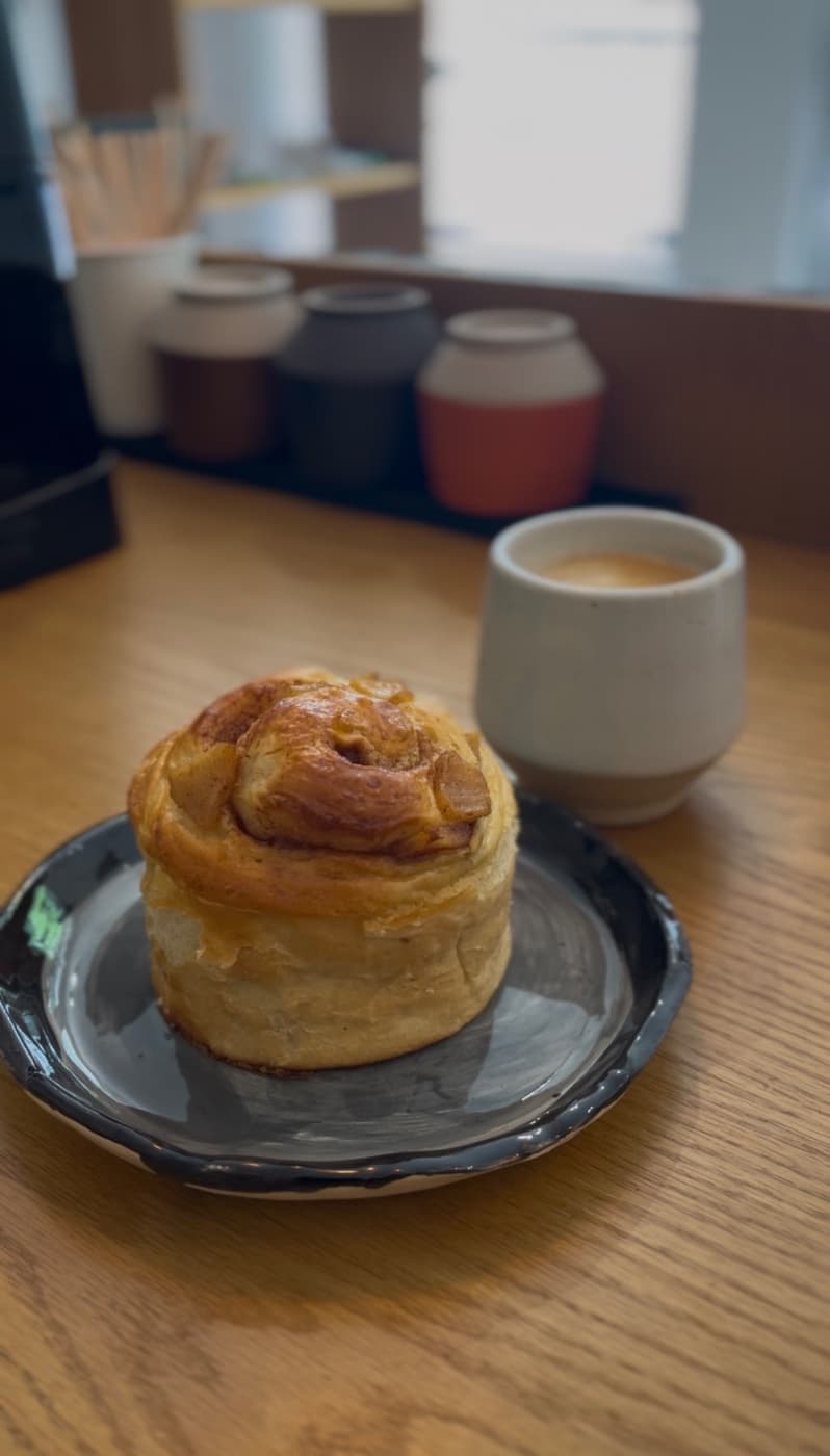 Rol de manzana, canela y cardamomo
